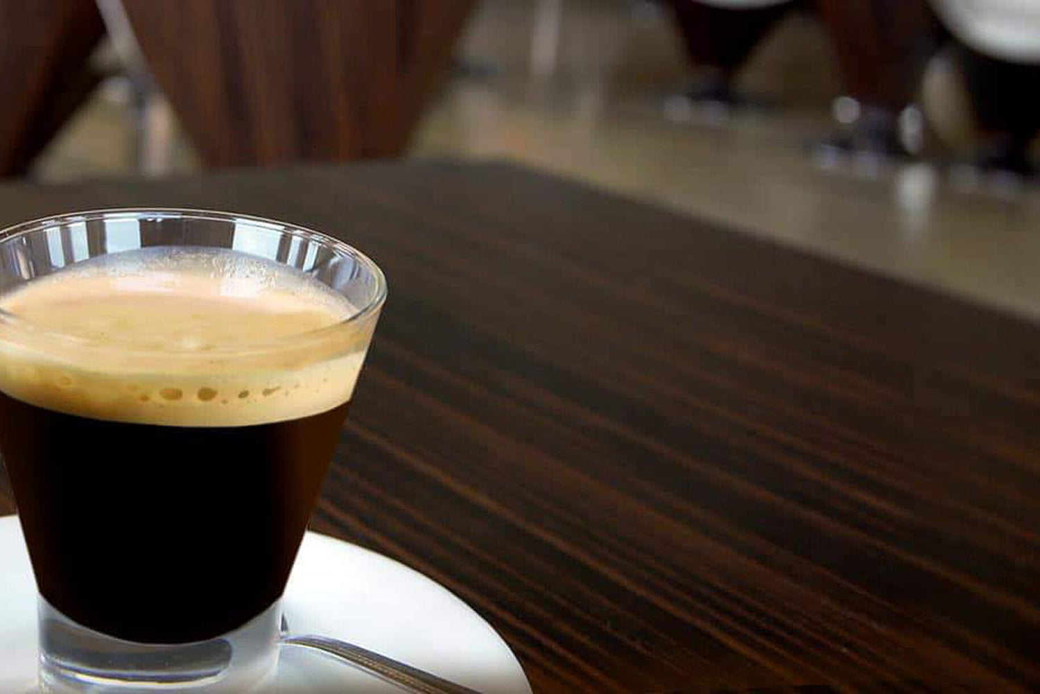 Caffè shakerato con e senza shaker