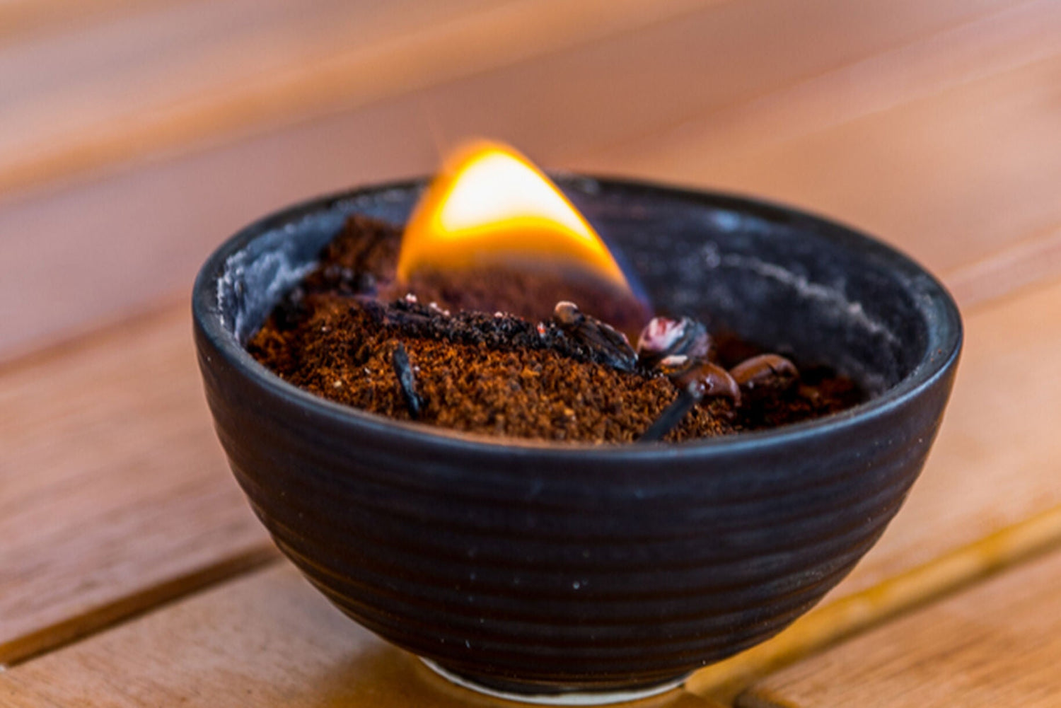 Dal caffè, un rimedio naturale per allontanare vespe, calabroni ed api
