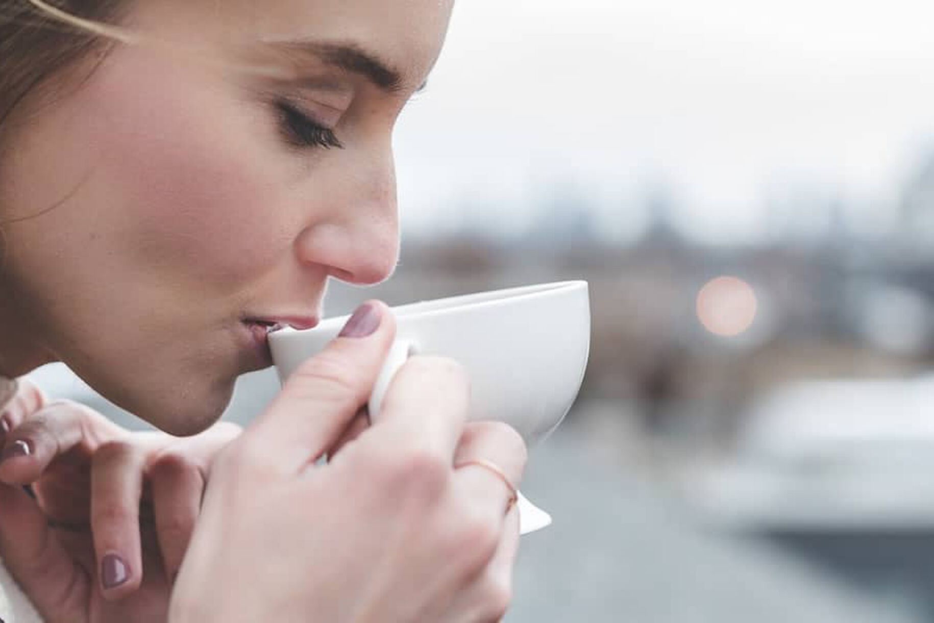 Gonfiore addominale: tè e tisane per sgonfiare la pancia
